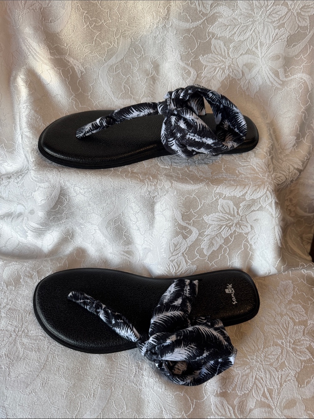 Sanuk Black & White Knotted Fabric Strap Sandals